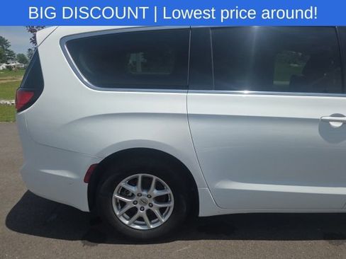 Used 2023 Chrysler Pacifica Touring-L FWD image 8