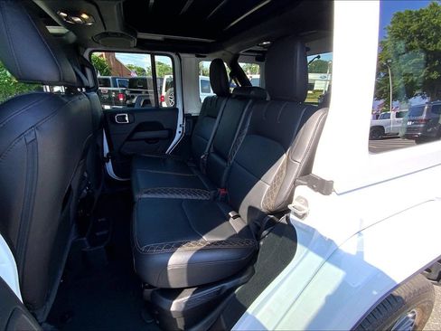 Used 2023 Jeep Wrangler Unlimited Sahara AWD/4WD image 15