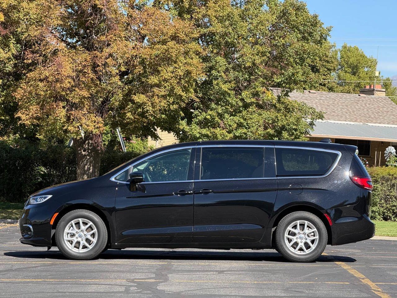 Used 2024 Chrysler Pacifica Touring-L FWD image 2