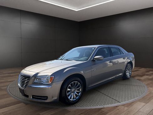 Used 2014 Chrysler 300 RWD image 4