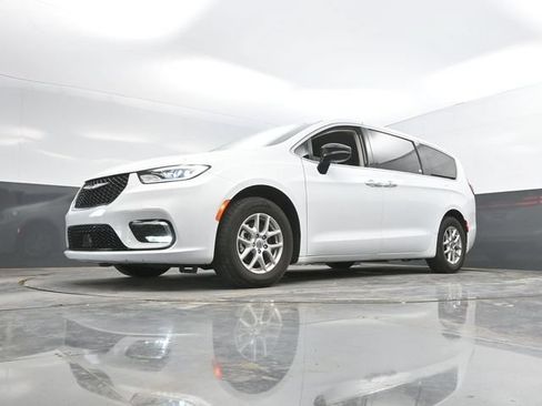 Used 2024 Chrysler Pacifica Touring-L FWD image 48