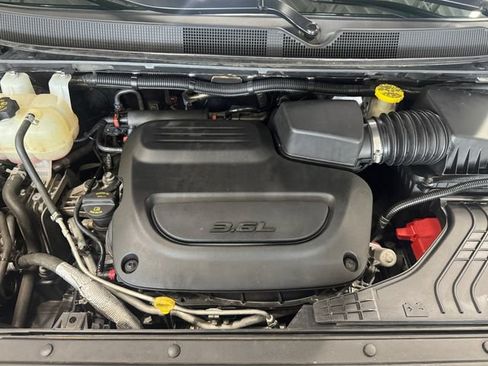 Used 2019 Chrysler Pacifica Limited w/ Tire & Wheel Group FWD image 6
