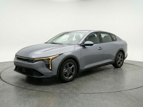 Used 2025 Kia K4 LXS image 3
