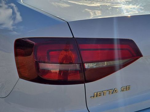 Used 2017 Volkswagen Jetta SE image 12