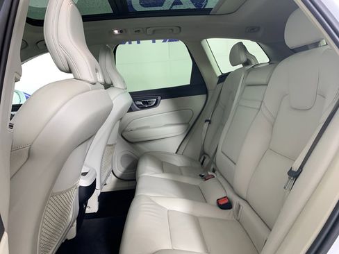 Used 2019 Volvo XC60 T5 Momentum w/ Premium Package image 32