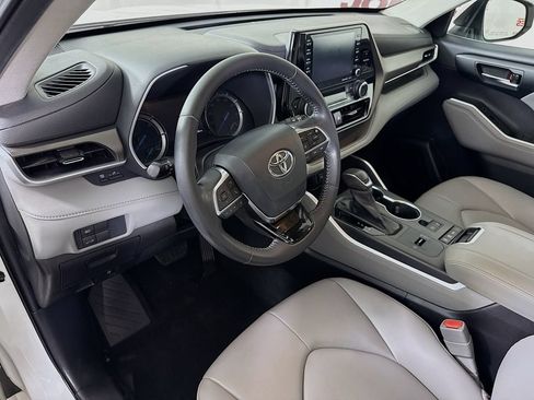 Used 2021 Toyota Highlander XLE AWD/4WD image 19