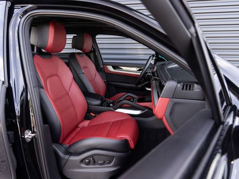 Certified 2024 Porsche Cayenne AWD/4WD image 33