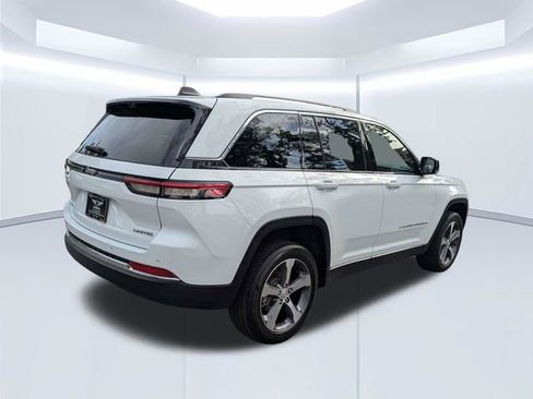 Used 2023 Jeep Grand Cherokee Limited w/ Luxury Tech Group II AWD/4WD image 4