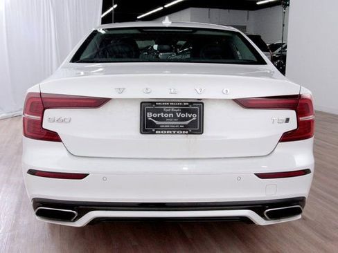 Used 2021 Volvo S60 T5 Momentum w/ Premium Package image 4