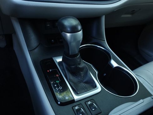 Used 2017 Toyota Highlander XLE image 9