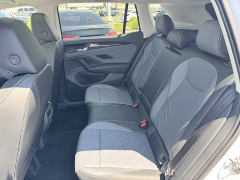 Used 2026 Volkswagen Tiguan SE AWD/4WD image 32