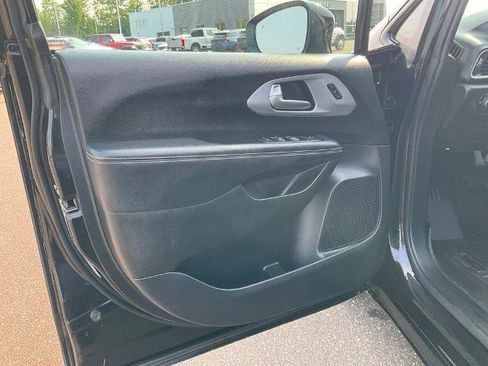 Used 2020 Chrysler Pacifica Touring-L FWD image 15