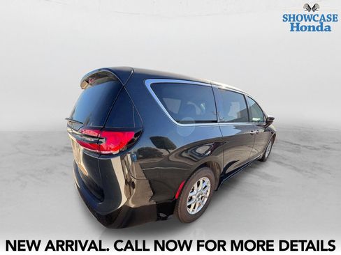 Used 2023 Chrysler Pacifica Touring-L FWD image 5
