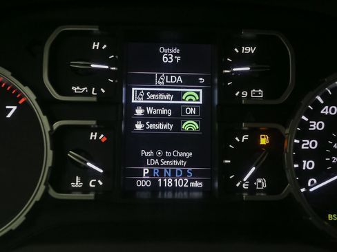 Used 2020 Toyota Tundra 4x4 CrewMax image 39