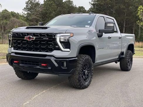 Used 2025 Chevrolet Silverado 2500 ZR2 w/ Technology Package image 10