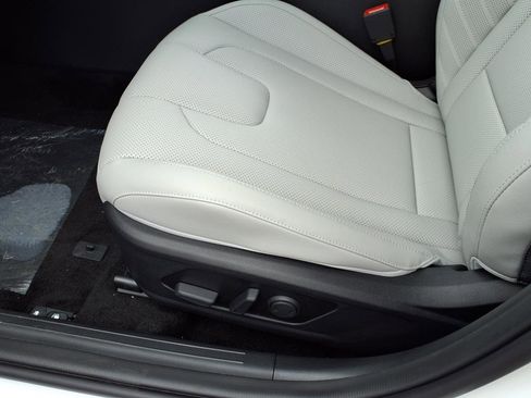 New 2025 Hyundai Elantra Limited image 13