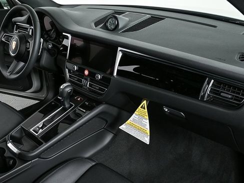Certified 2025 Porsche Macan image 23