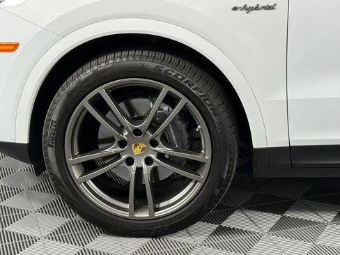 Certified 2023 Porsche Cayenne Platinum Edition image 12