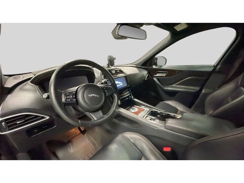 Used 2017 Jaguar F-PACE Prestige image 11