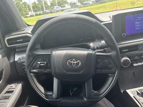 Used 2025 Toyota Tacoma SR5 AWD/4WD image 18
