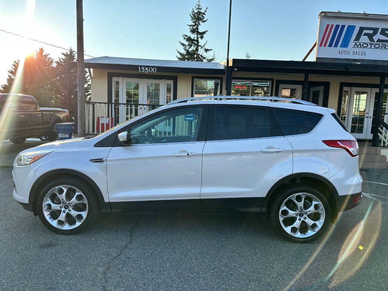 Used 2014 Ford Escape Titanium w/ Equipment Group 401A AWD/4WD image 2