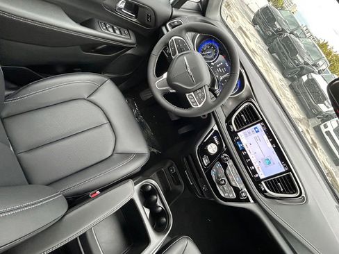 New 2026 Chrysler Pacifica Select image 9