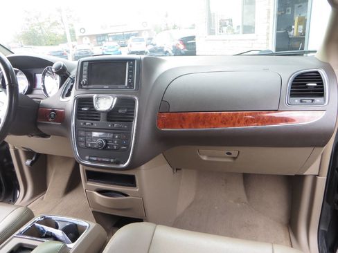 Used 2015 Chrysler Town & Country Touring w/ Driver Convenience Group image 30