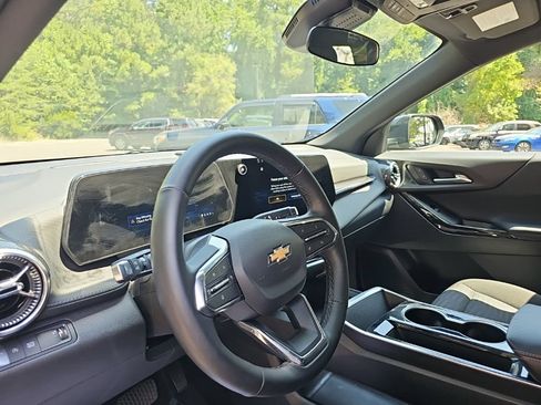 Used 2025 Chevrolet Equinox LT FWD image 9
