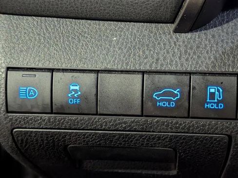 Used 2019 Toyota Camry SE FWD image 12