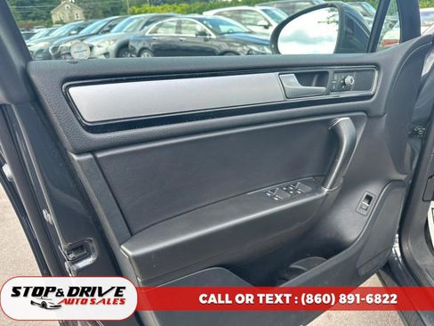 Used 2016 Volkswagen Touareg Sport image 13