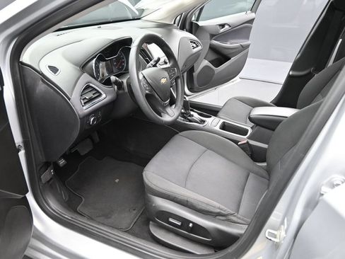 Used 2018 Chevrolet Cruze LT w/ Convenience Package FWD image 9