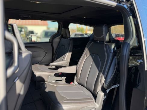 New 2026 Chrysler Pacifica Select image 8