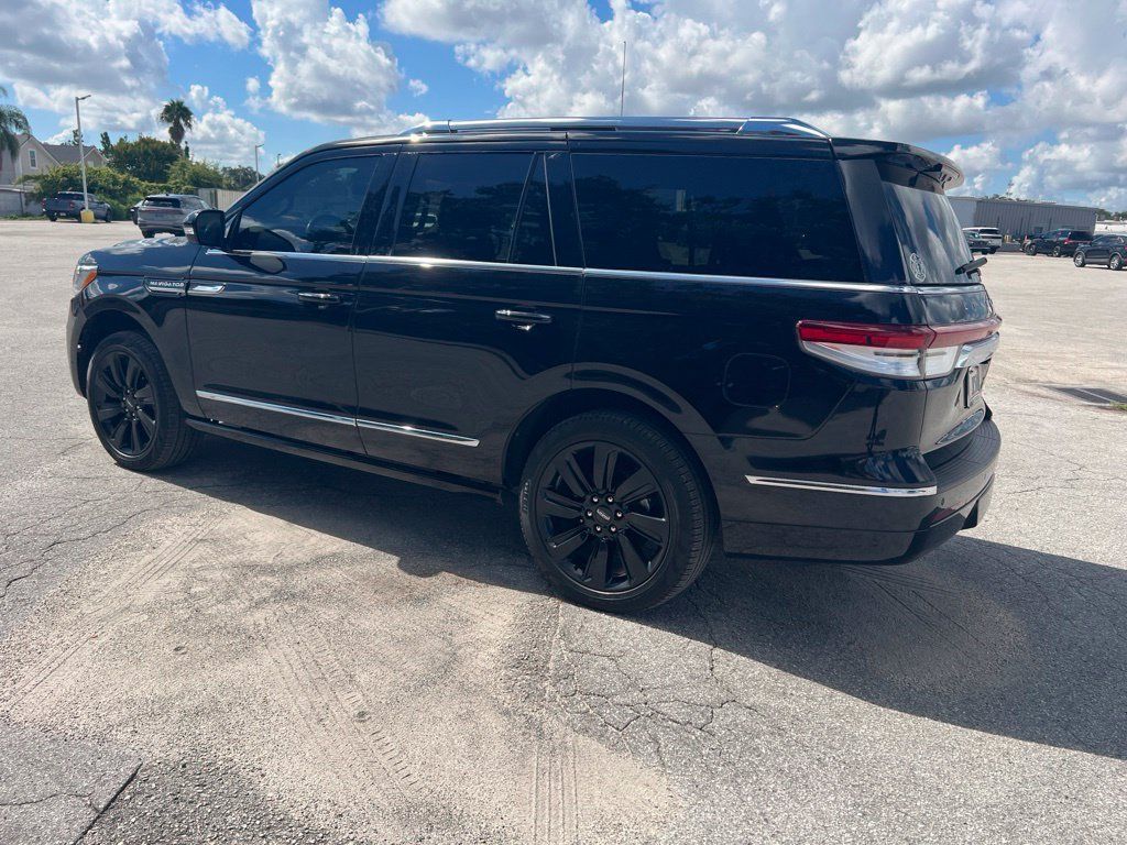 Used 2023 Lincoln Navigator Reserve w/ Monochromatic Package RWD image 5