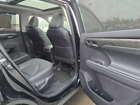 Certified 2025 Toyota Highlander Platinum image 15