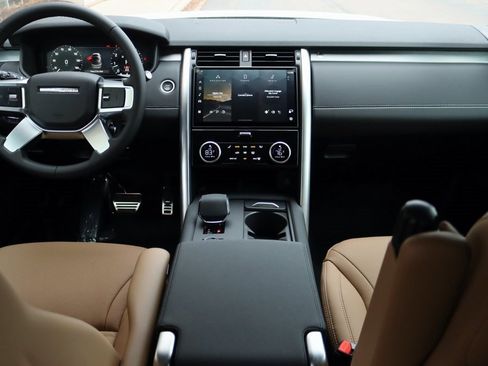 Used 2025 Land Rover Discovery Dynamic SE image 11