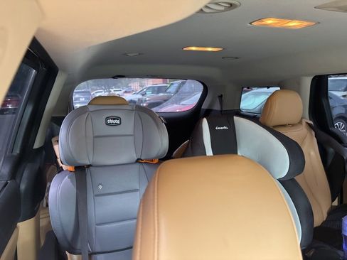 Used 2024 Kia Carnival EX FWD image 23