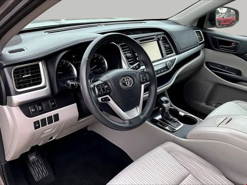 Used 2018 Toyota Highlander Plus FWD image 17