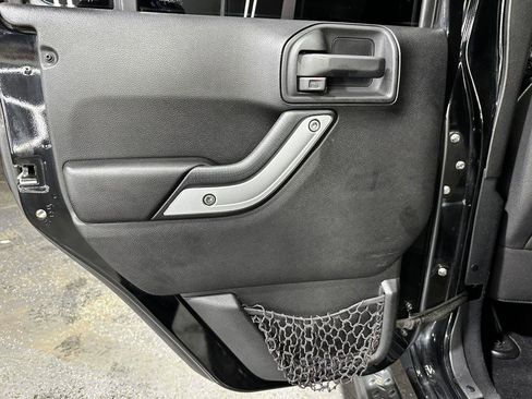 Used 2014 Jeep Wrangler Unlimited Rubicon w/ Connectivity Group AWD/4WD image 30