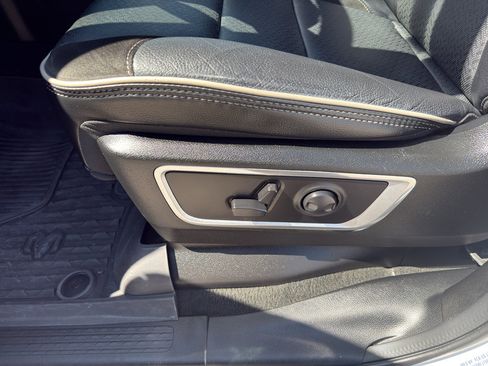 Used 2023 RAM 1500 Laramie AWD/4WD image 15