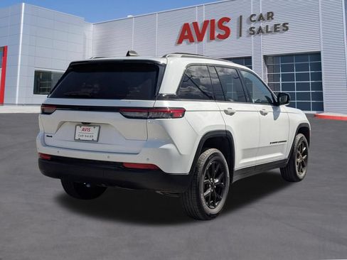 Used 2025 Jeep Grand Cherokee Altitude AWD/4WD image 6
