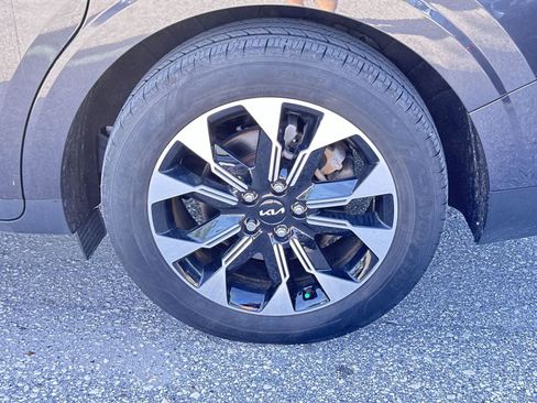 Used 2024 Kia Carnival EX FWD image 12