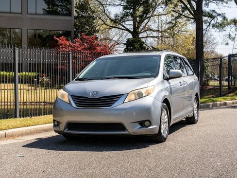 Used 2011 Toyota Sienna XLE w/ Entertainment Pkg FWD image 2