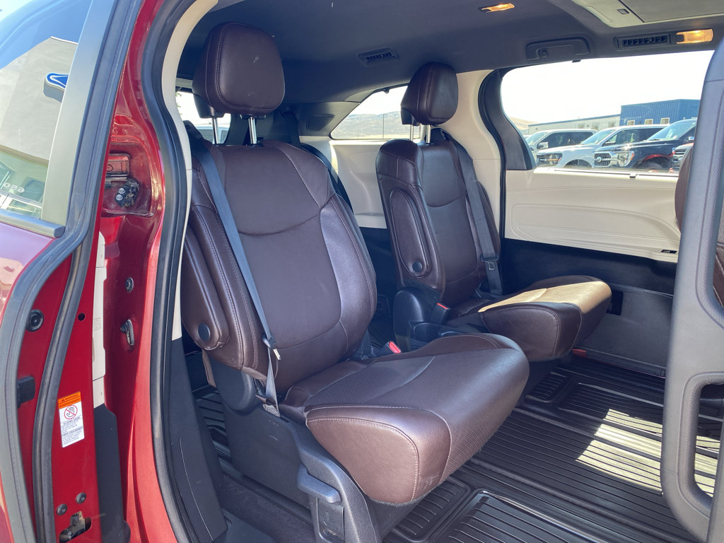 Used 2023 Toyota Sienna Platinum AWD/4WD image 6