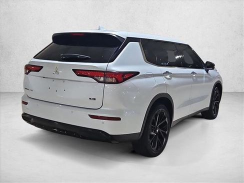 Used 2023 Mitsubishi Outlander SE image 5