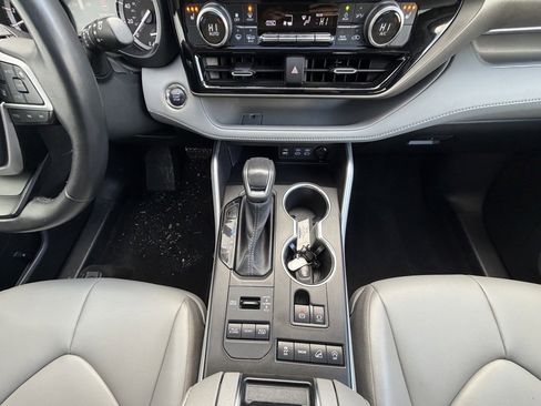 Used 2022 Toyota Highlander XLE image 17