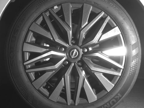 Used 2025 Nissan Altima 2.5 SV FWD image 12
