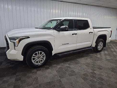 Used 2022 Toyota Tundra SR5 w/ SR5 Convenience Package AWD/4WD image 6