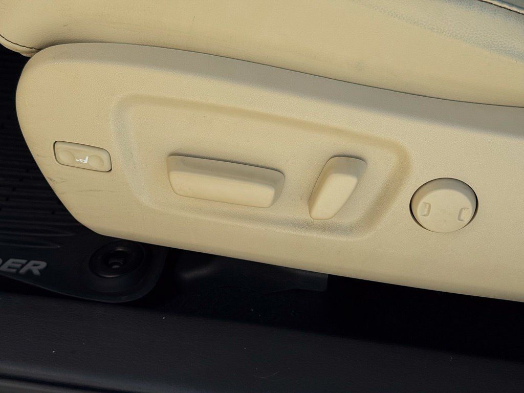 Used 2019 Toyota Highlander Limited FWD image 36
