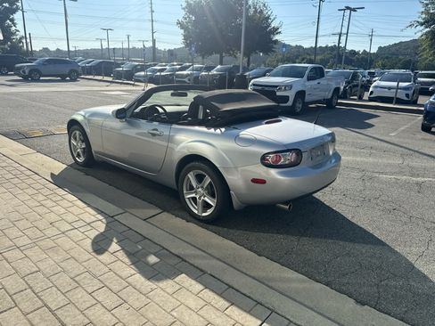 Used 2006 MAZDA MX-5 Miata Touring RWD image 5
