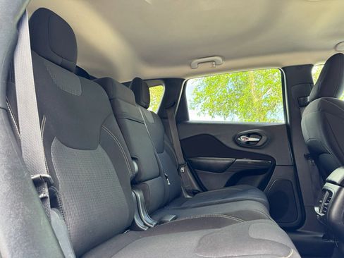 Used 2015 Jeep Cherokee Latitude w/ Comfort/Convenience Group AWD/4WD image 28